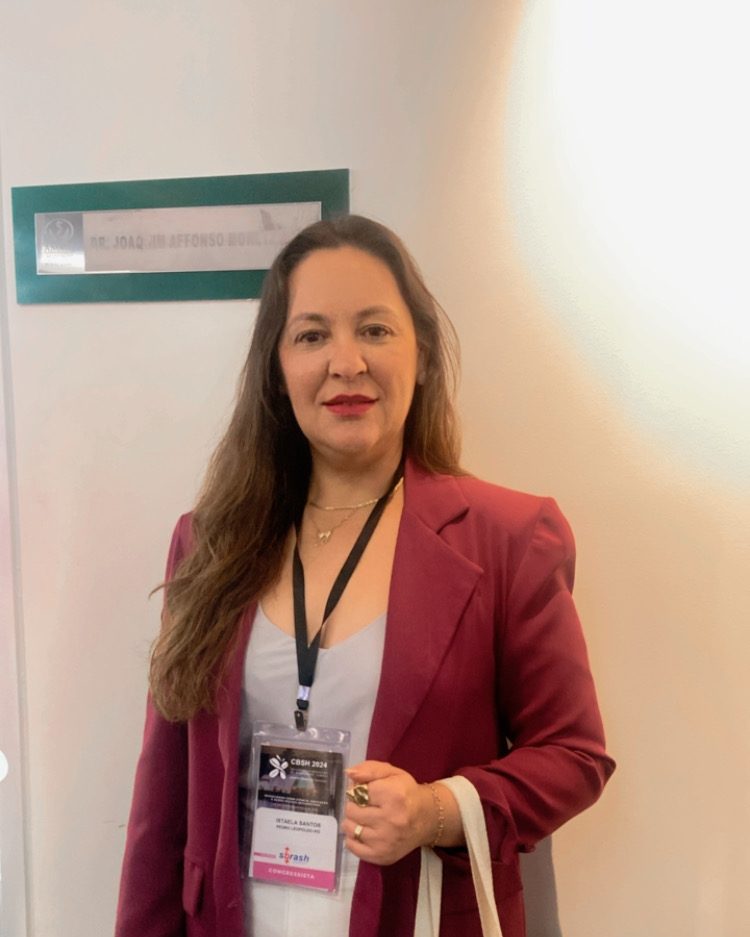 Istaela Santos no XIX CBSH, com o material do congresso