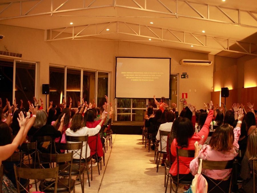 Plateia com as mãos levantadas em evento conduzido pela Istaela