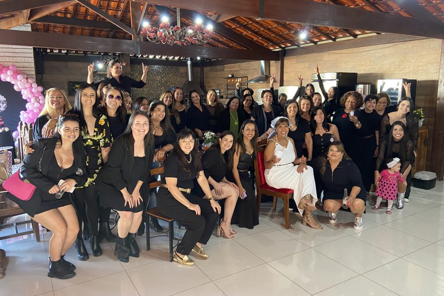 Encontro feminino com dezenas de participantes