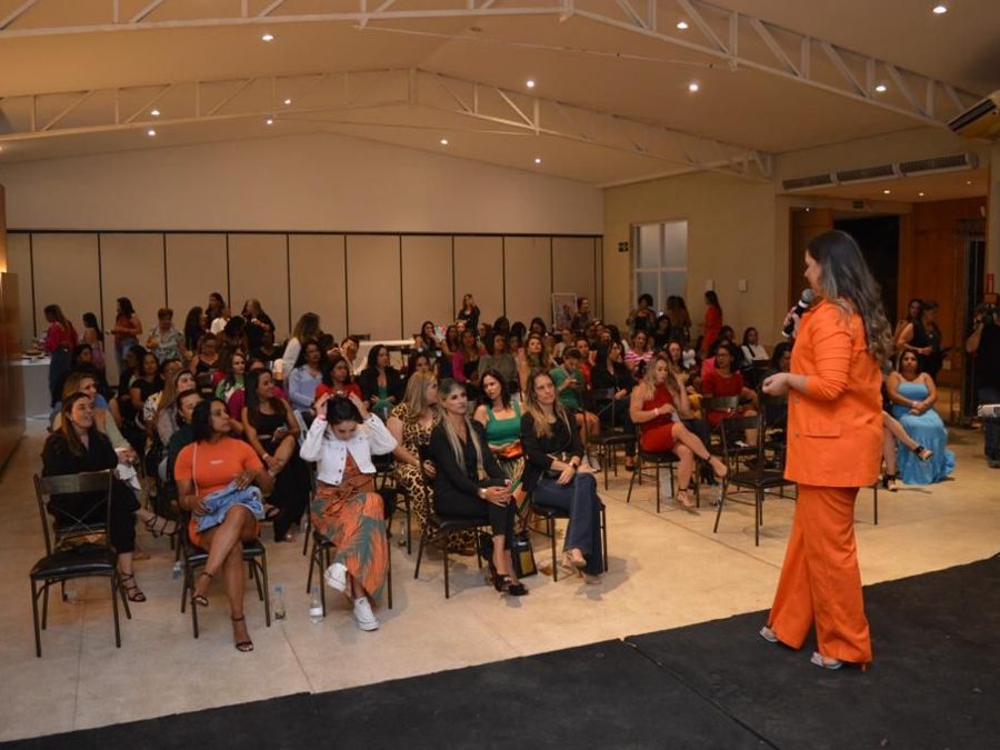 Istaela Santos palestrando para salão cheio em evento feminino